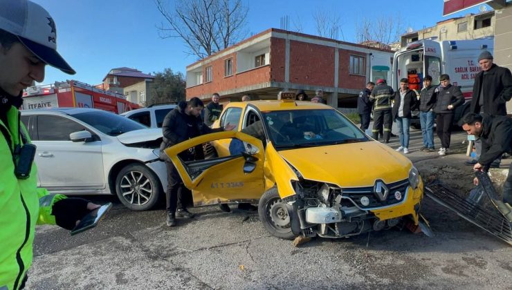 Gebzede İki Araç Çarpıştı 5 Kişi Yaralandı