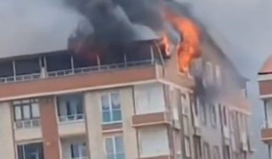 Gebze’de 5 Katlı Binanın Çatısı Alev Alev Yandı