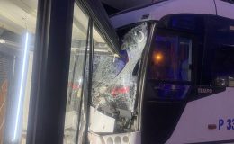 Gölcük’te Servis Aracı İşyerine Girdi