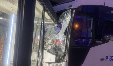 Gölcük’te Servis Aracı İşyerine Girdi