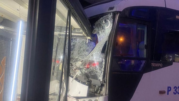 Gölcük’te Servis Aracı İşyerine Girdi