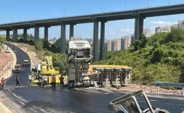 İzmit’te Yol Çalışmasına Malzeme Taşıyan Tır Devrildi