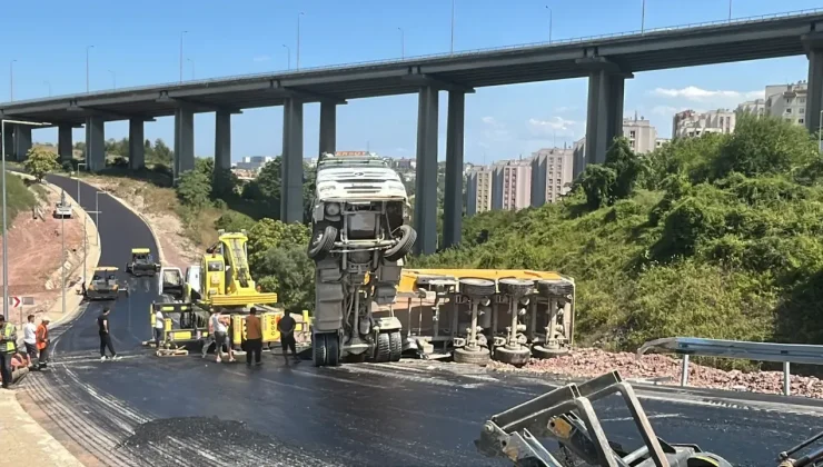 İzmit’te Yol Çalışmasına Malzeme Taşıyan Tır Devrildi