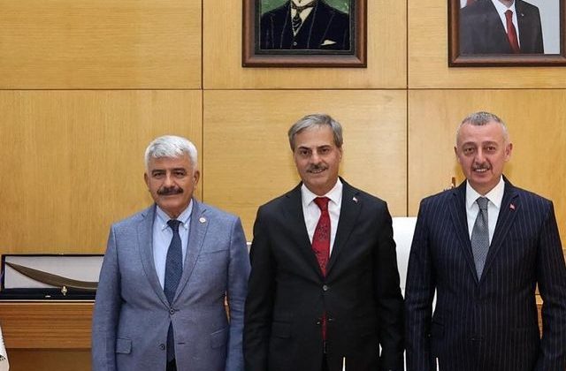 Kocaeli Büyükşehir Belediye Başkanı Tahir Büyükakın, Sakarya Büyükşehir Belediye Başkanı Yusuf Alemdar’ı Ziyaret Etti