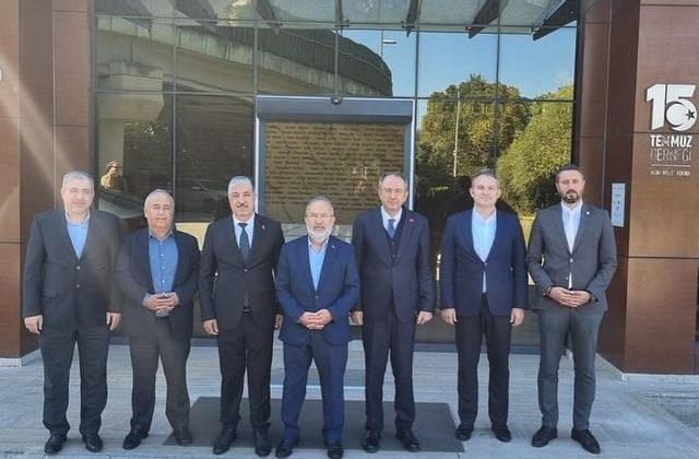 Dilovası Belediye Başkanı ve Kaymakamı, 15 Temmuz Derneği’ni Ziyaret Etti