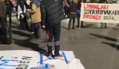 Dilovası’nda Limana Yanaşan İsrail Gemisi İçin Liman Önünde Halk Eylem Yapıyor