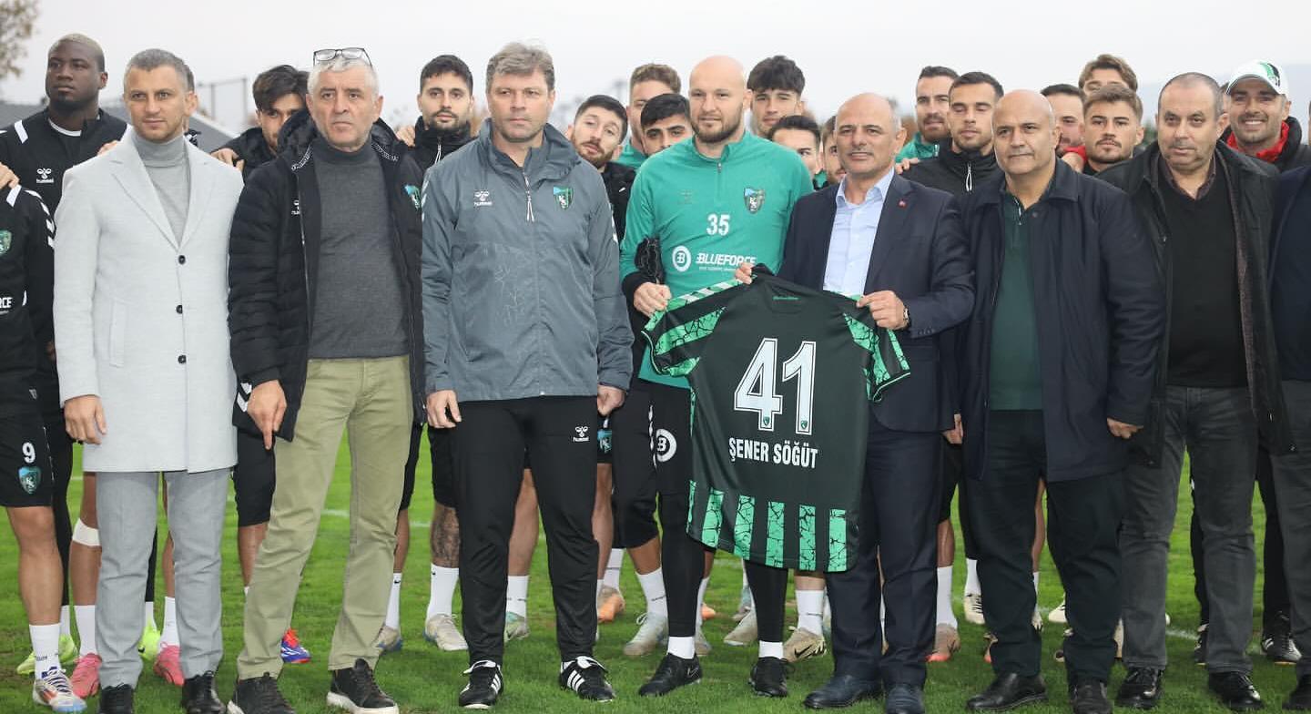 Kocaelispor’un antrenmanına Körfez Belediye Başkanı Şener Söğüt’ten destek ziyareti